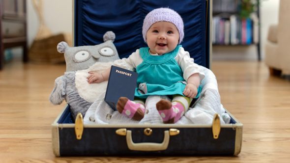 Traveling-With-Baby-8-Easy-Ways-to-Keep-Your-Little-One-Amused-01-722x406-590x332.jpg