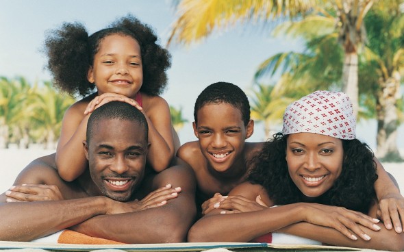 Family_on_vacation_page-bg_14245-590x368.jpg