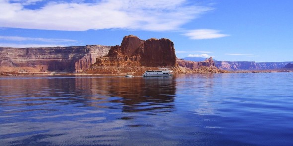 Houseboat-Passing-By-2000x1000-590x295.jpg