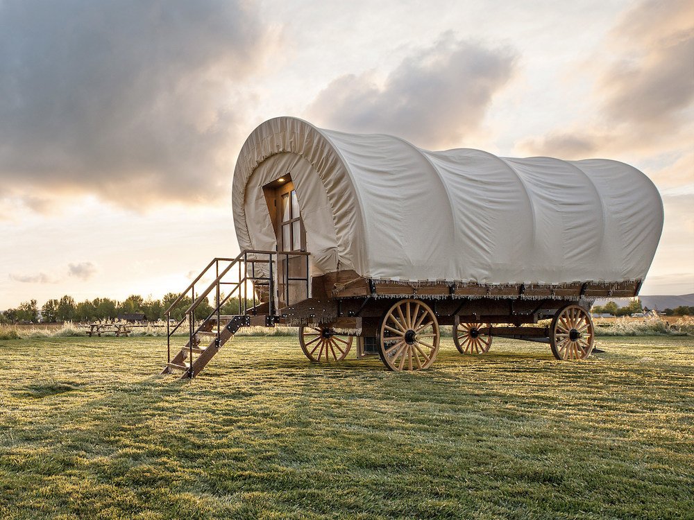 Roadtrip stays: Covered Wagon on the prairie