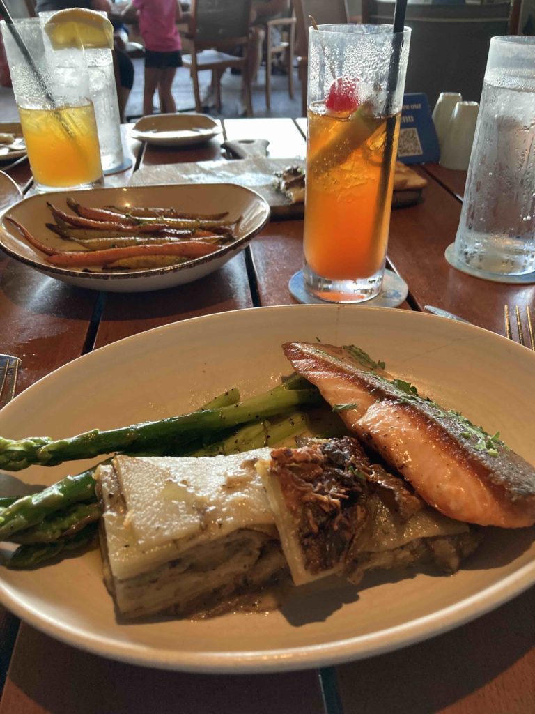 Catamaran Resort, dining