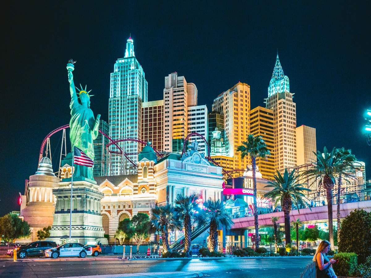 Las Vegas installs downtown Gateway Arches landmark - Los Angeles Times