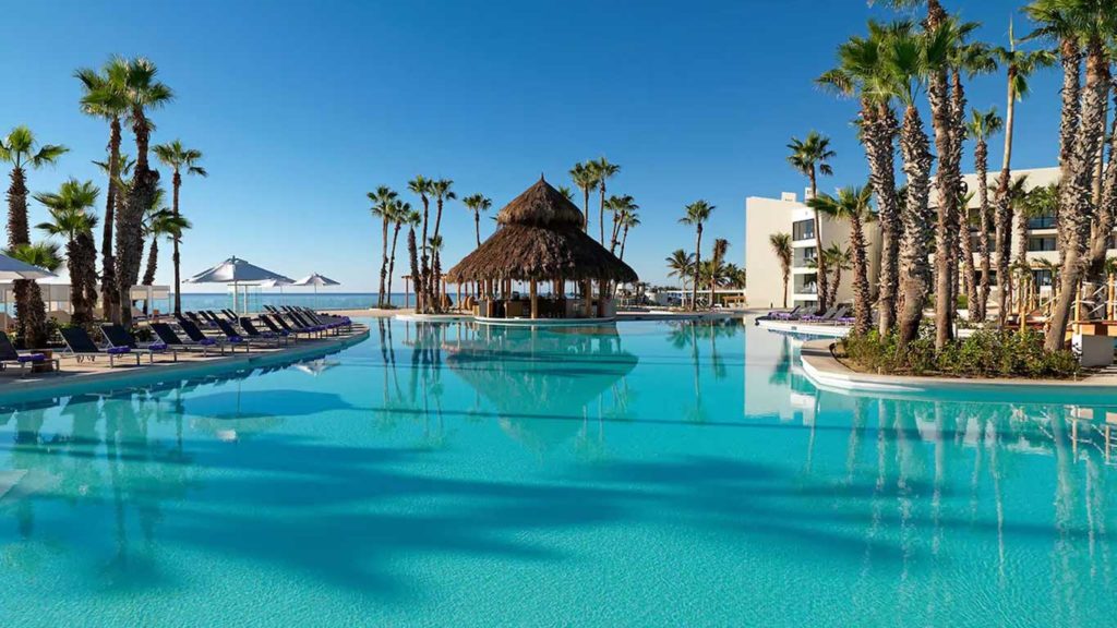 Cabo's call from luxury Resorts