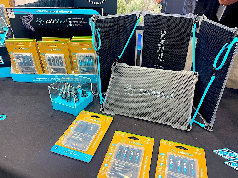 Travel bags Paleblue batteries